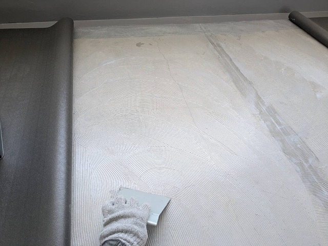 長尺シート張り替え　のりづけ