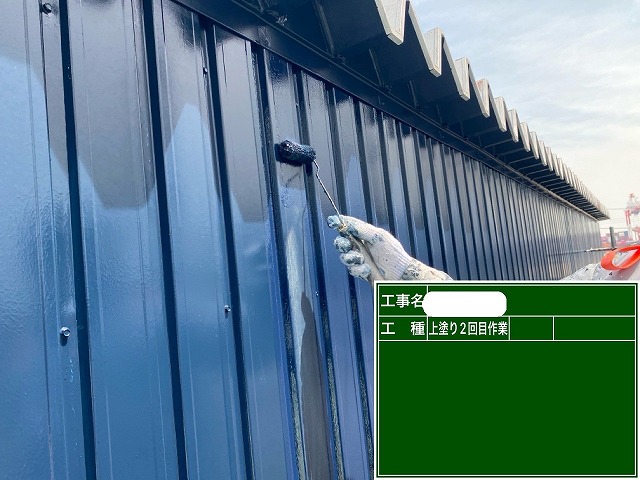 倉庫塗装　上塗り施工中