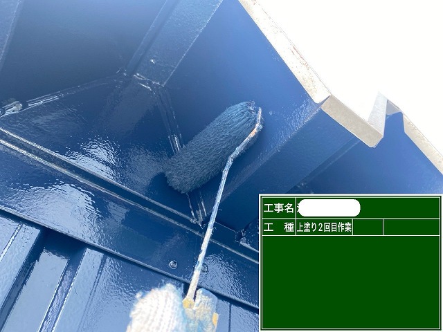 倉庫塗装　上塗り施工中