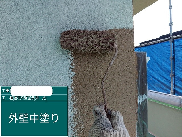 神戸市北区にて、モルタル外壁塗装！中塗り作業