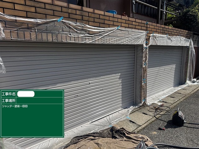 シャッター塗装　中塗り