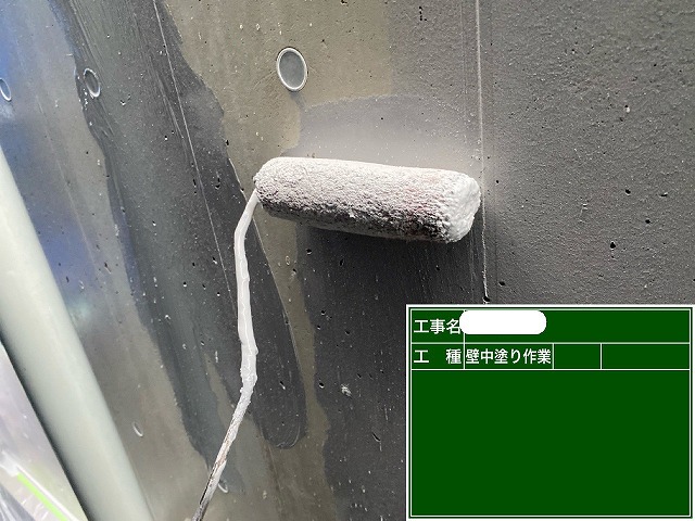 神戸市にて、打ちっぱなしコンクリート外壁に高性能ダンネスト主材(グレー)を塗りました。