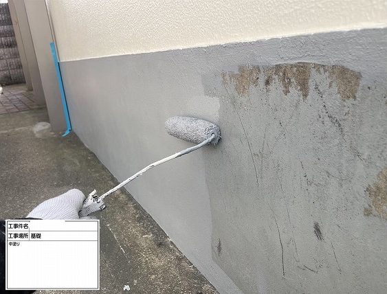 マンションの基礎塗装　中塗り