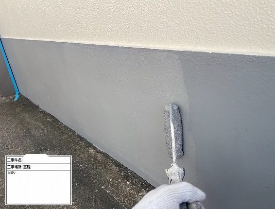 マンションの基礎塗装　上塗り作業