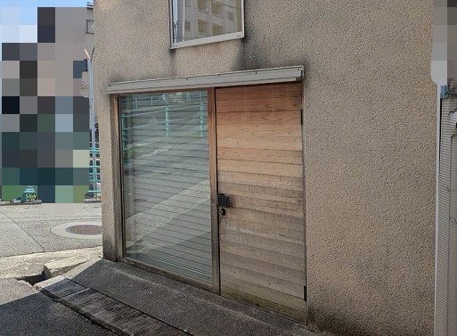 施工前　雨戸　木部色褪せ