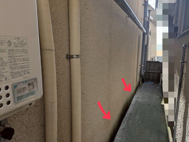 施工前　外壁　苔カビ・黒ずみ汚れ