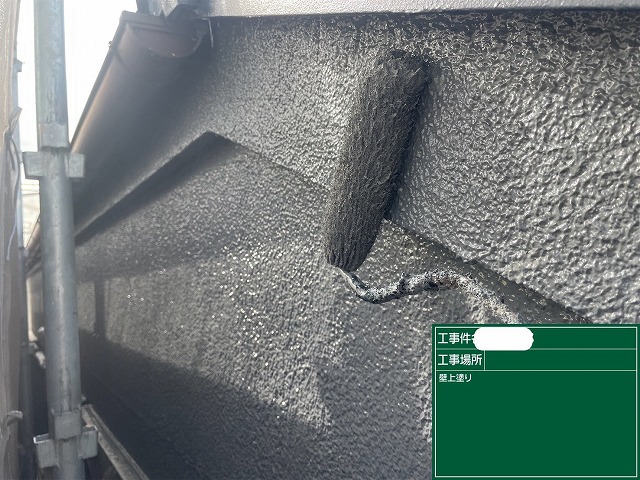 三田市の一戸建て、パーフェクトトップ(ND-013)で上塗り作業！グレーカラーで汚れが目立ちにくい外壁に！