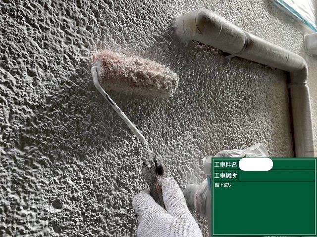 神戸市一戸建て、モルタル外壁に日本ﾍﾟｲﾝﾄのパーフェクトフィラーで下塗り作業を行いました。