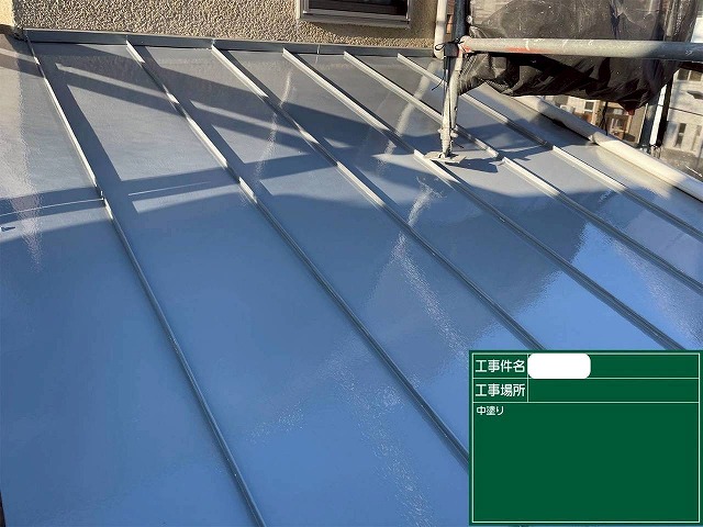 ガルバリウム鋼板屋根　中塗り