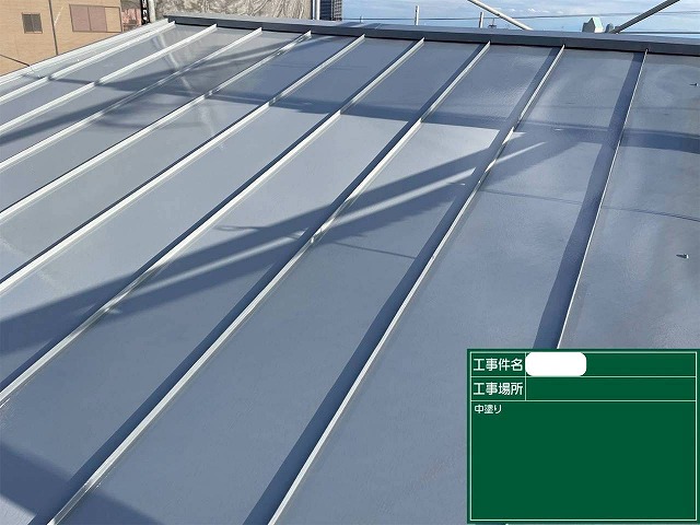 ガルバリウム鋼板屋根　中塗り
