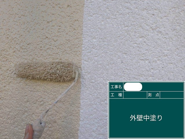 神戸市東灘区、モルタル外壁に艶消し塗料「パーフェクトトゥルーマット」で中塗り作業！