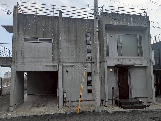 神戸市東灘区にて、お引っ越し前に外観をキレイにしたいと！打ちっぱなしｺﾝｸﾘｰﾄ外壁の現地調査に伺いました。