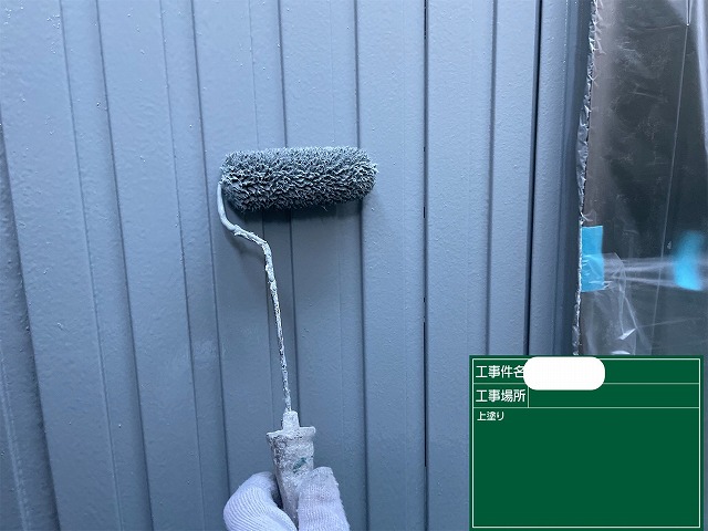 金属ｻｲﾃﾞｨﾝｸﾞ外壁　上塗り作業