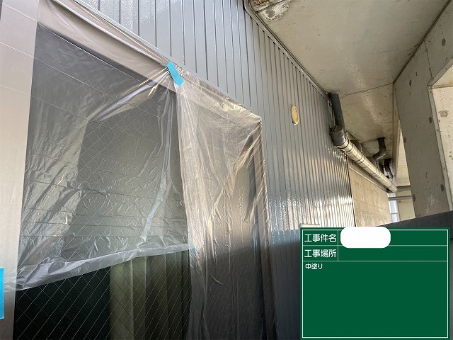 金属ｻｲﾃﾞｨﾝｸﾞ外壁　中塗り