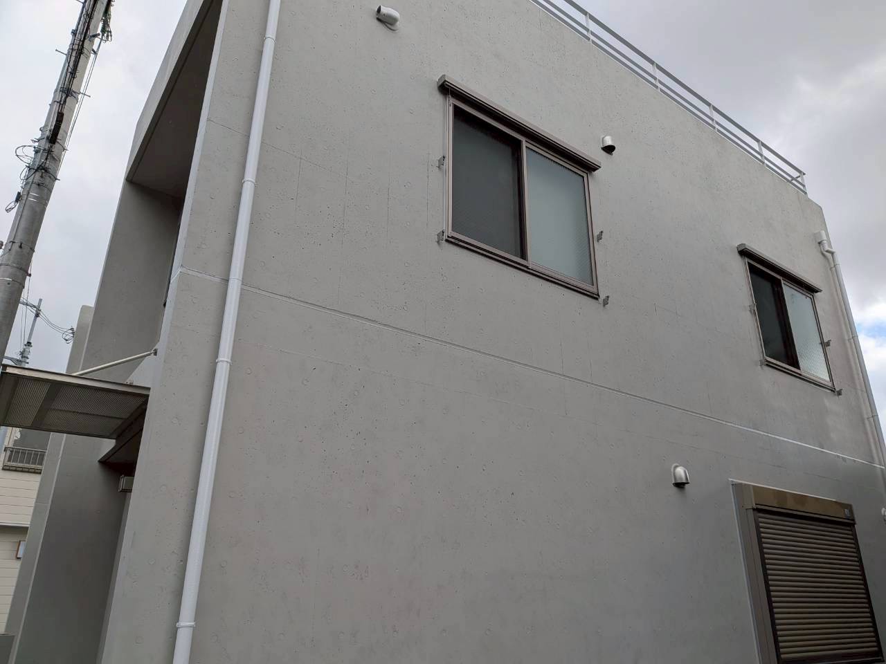 神戸市東灘区、打ちっぱなしｺﾝｸﾘｰﾄ外壁の一戸建て住宅の付帯部塗装。(雨樋・シャッターボックス)