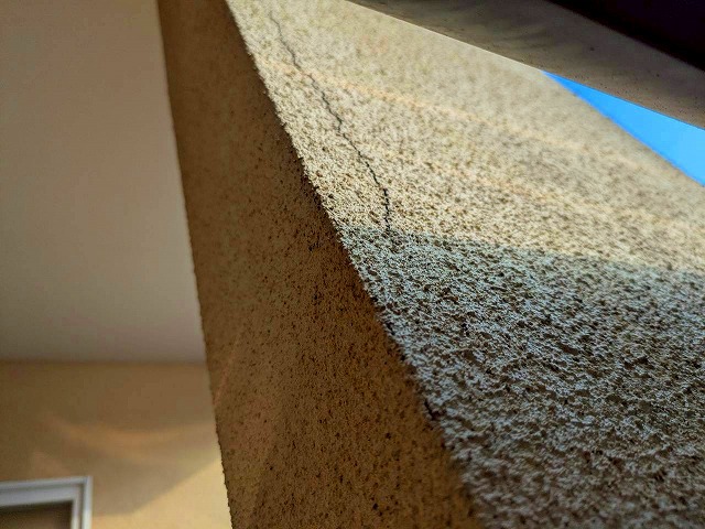 モルタル外壁　ヒビ