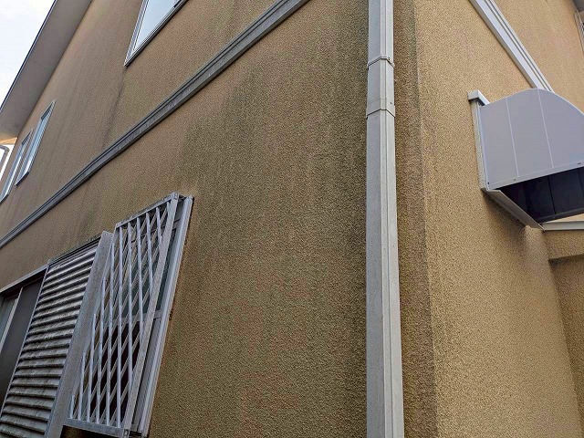 神戸市、モルタル外壁に苔や黒ずみ・スレート屋根は色褪せ剝がれが…現場調査に伺いました。