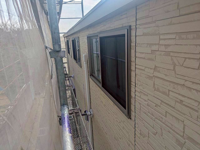 神戸市の一戸建て住宅、外壁・屋根の塗装前に高圧洗浄で長年蓄積した黒ずみ汚れや苔を洗い流しました。