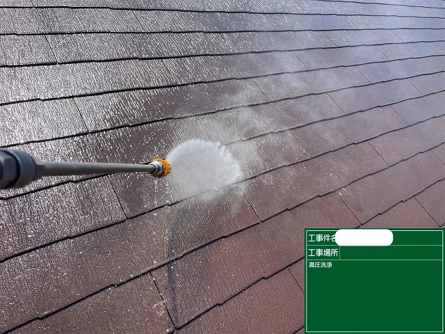 神戸市垂水区の一戸建て、外壁・屋根塗装前の高圧洗浄で黒ずみ雨だれ・苔を洗い流しました。