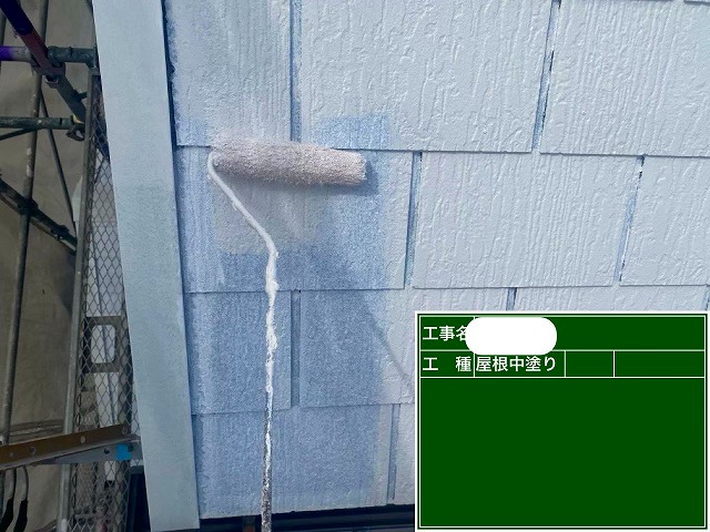 明石市の一戸建て、酷暑に備える省エネ塗装工事！スレート屋根をダンネストのミルキーホワイトで中塗り施工