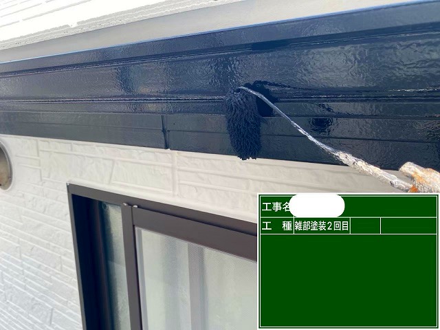 明石市にて、付帯部塗装の上塗り2回目をﾌｧｲﾝﾊﾟｰﾌｪｸﾄﾄｯﾌﾟの黒色で丁寧に仕上げ、外壁・屋根塗装が完了しました！
