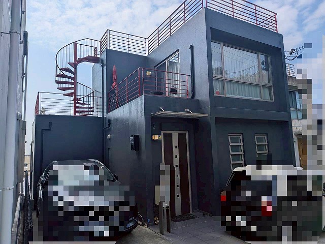 神戸市灘区、遮熱・断熱塗料のダンネストで外壁塗装から1年！打ちっぱなしコンクリート外壁の点検結果は良好。