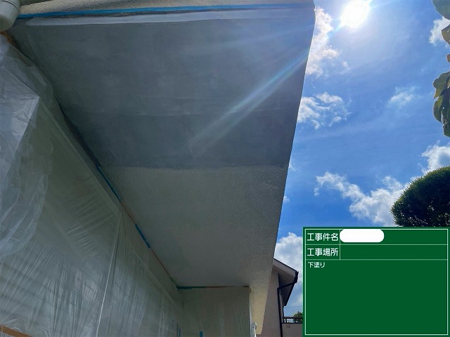 神戸市北区、軒天のヒビ補修後にマスチックローラーで肌合わせを行い、パーフェクトトップで仕上げた軒天塗装！