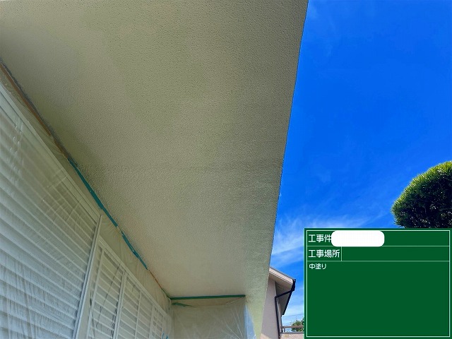 軒天の中塗り後
