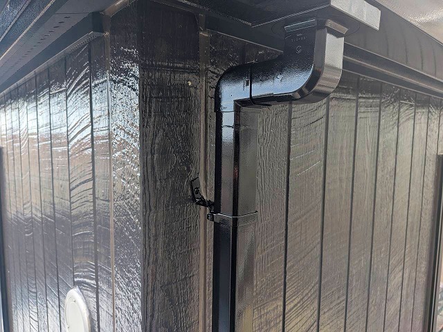 神戸市で破風板や雨樋、水切り板金をファインパーフェクトトップのブラックで整えた付帯部塗装工事