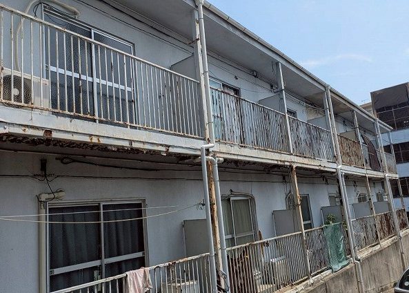 神戸市垂水区にて、ハイツの手摺り・鉄骨階段の塗装が剝がれ錆が発生！現場調査に伺いました！