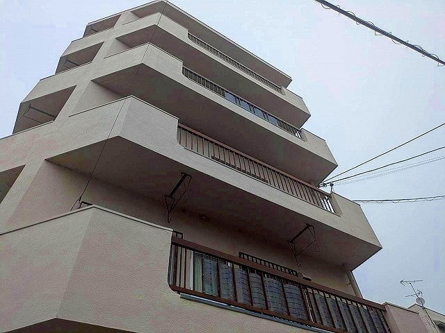 神戸市灘区のマンションにて、鉄部塗装前の建物調査！手摺りなどに塗装の剝がれや錆の発生が…。