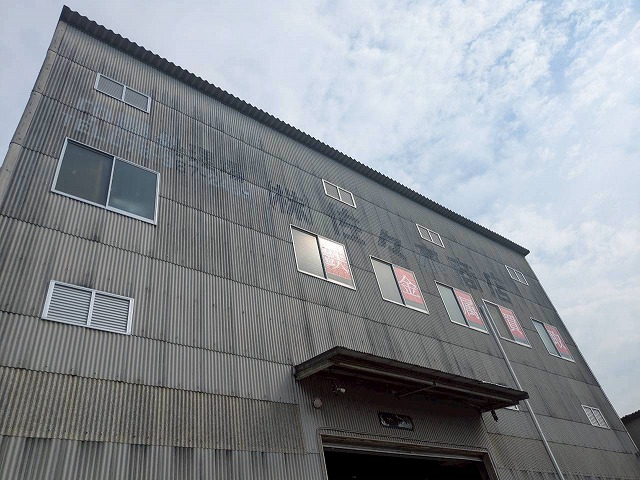 神戸市西区、㈱佐々木商店様の工場の看板文字が薄くなっていましたので塗装を行いました。