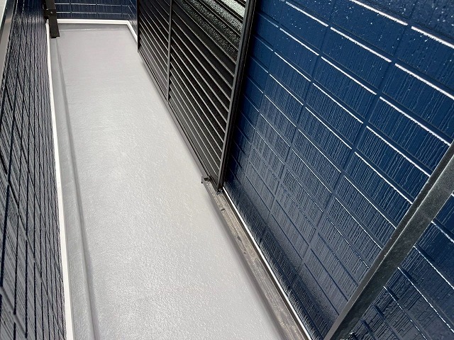 ベランダ防水工事　上塗り