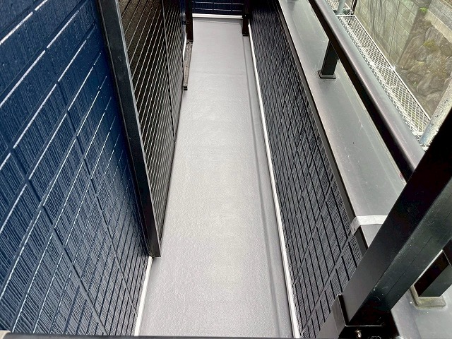 ベランダ防水工事　上塗り