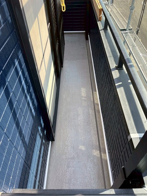 ベランダ防水工事　中塗り