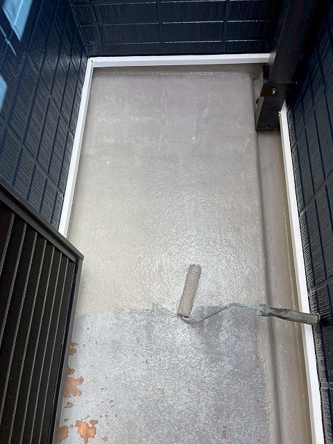 ベランダ防水工事　中塗り