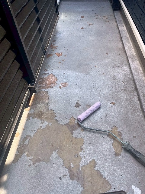 ベランダ防水工事　下塗り