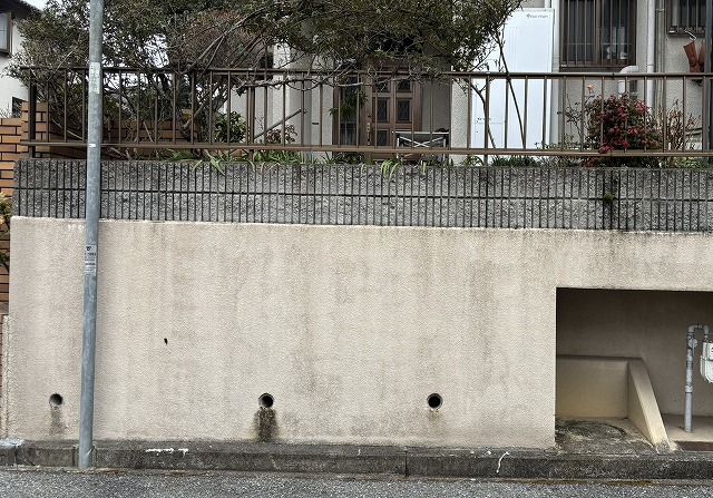 擁壁　色褪せ　雨だれ