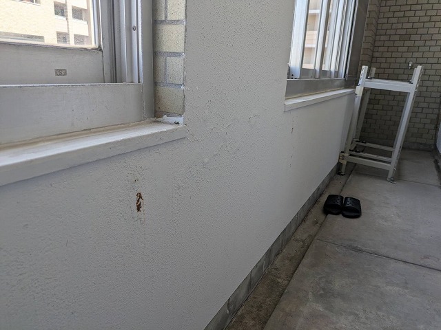 神戸市東灘区にてマンションのベランダの内壁と床の工事の現地調査を行いました。