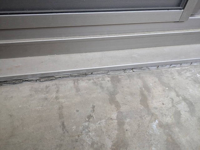 窓下　コーキング劣化