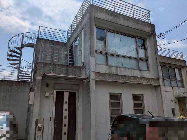 【神戸市】築17年のｺﾝｸﾘｰﾄ打ち放し外壁の一戸建て、塗装を検討中！現地調査に伺いました。