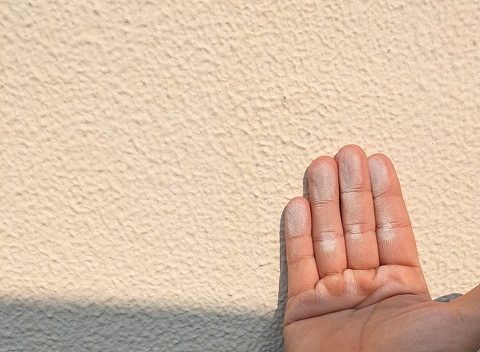 「塗装の耐久性を左右する高圧洗浄」マンションの屋根や外壁の汚れを丁寧に洗い流しました！