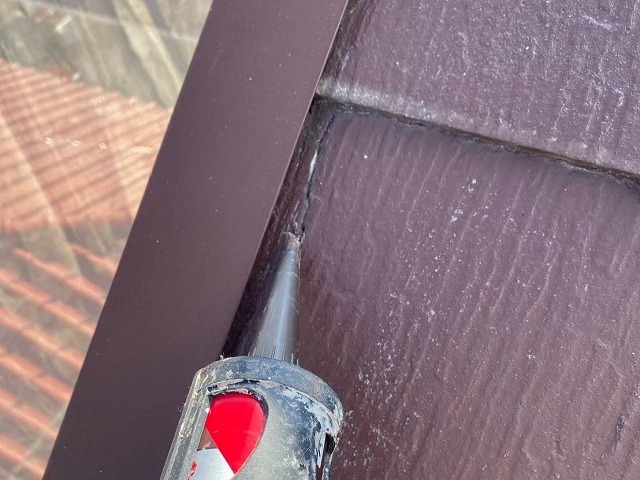 屋根ひび割れ　コーキング補修