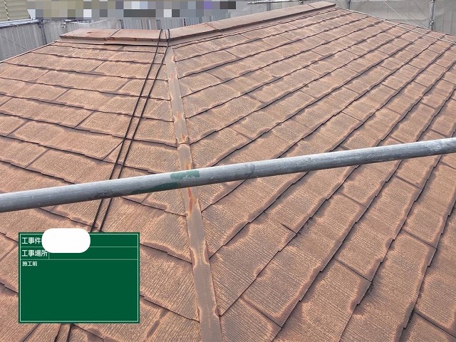 西宮市の一戸建て住宅、外壁・屋根の塗装前に高圧洗浄で長年蓄積した黒ずみ汚れや苔を洗い流しました。