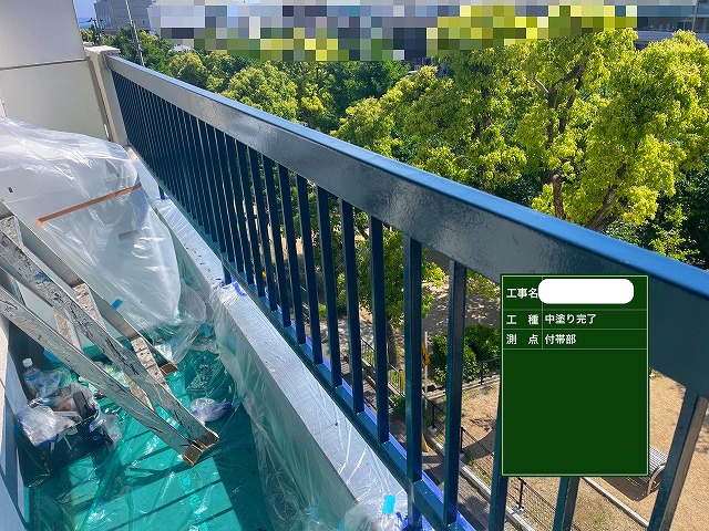 神戸市灘区の5階建てﾏﾝｼｮﾝ、ﾍﾞﾗﾝﾀﾞ手すり・面格子・物干し金物の上塗り1回目をﾌｧｲﾝﾊﾟｰﾌｪｸﾄﾄｯﾌﾟ・75-30Dで塗装しました。