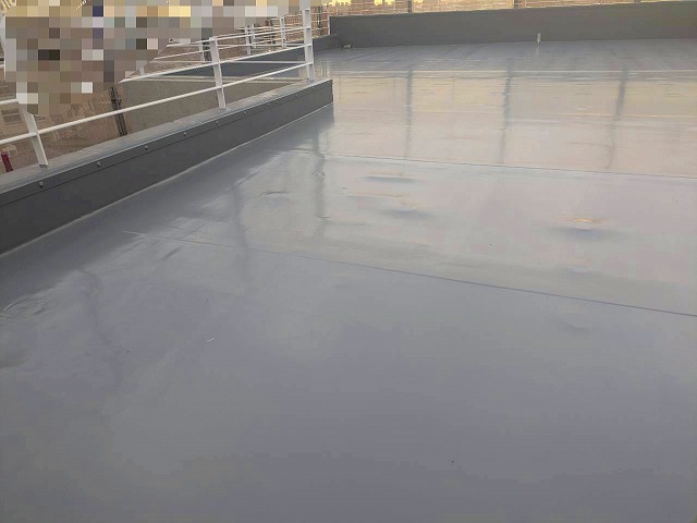 神戸市にて、お洒落なｺﾝｸﾘｰﾄ外壁の一戸建て、屋上のウレタン塗膜防水工事で雨漏り対策！